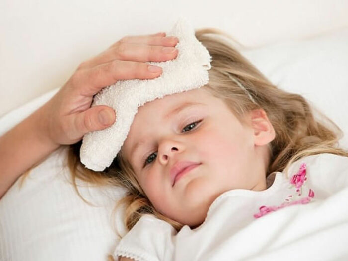 Làm gì khi trẻ bị sốt? 6 cách hạ sốt tại nhà trong mùa dịch Covid-19
